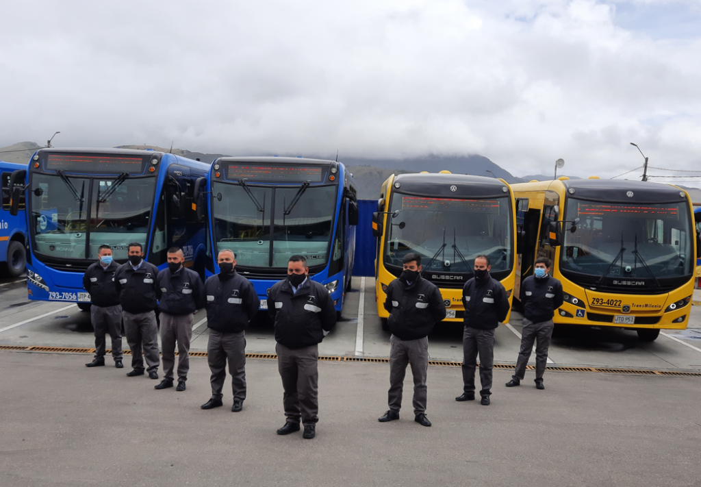 Operadores frente a los buses del concesionario