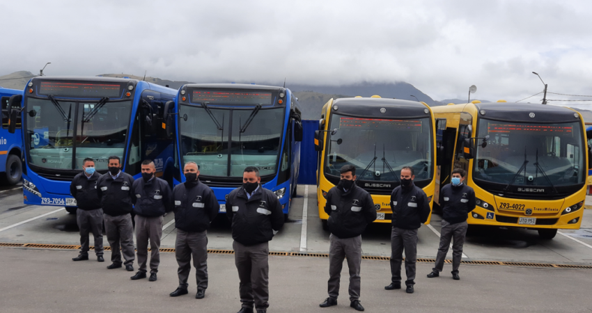 Operadores frente a los buses del concesionario