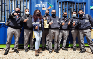 Fotografía de operadores con personal administrativo