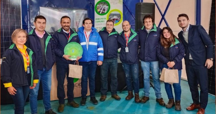 Directores del concesionario recibiendo detalle simbólico por la inauguración de los paneles solares en el patio de operaciones