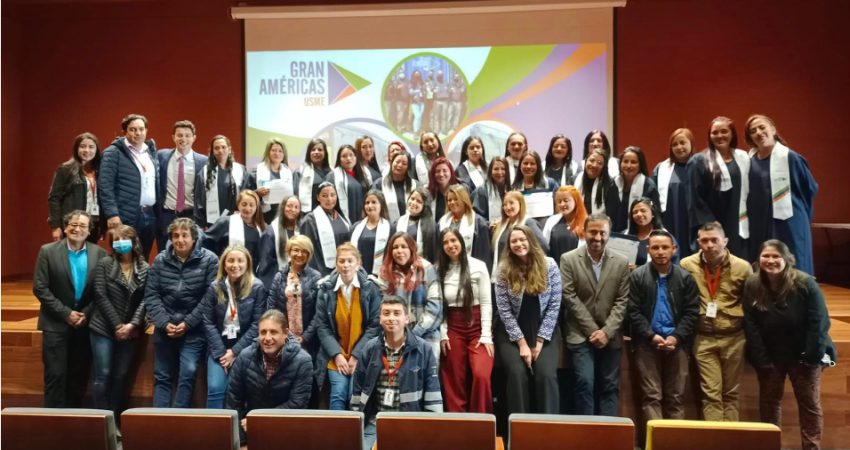 Fotografía de las graduadas del proyecto "Esencia mujer al volante"