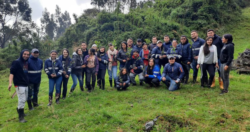 Colaboradores participantes de la caminata ecológica al Páramo de Cruz Verde