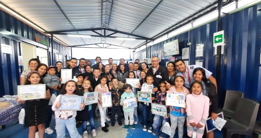 Fotografía grupal de los participantes del concurso y sus padres